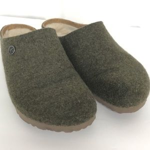 BIRKENSTOCK Womens Green Wool Lined Clogs Size 39